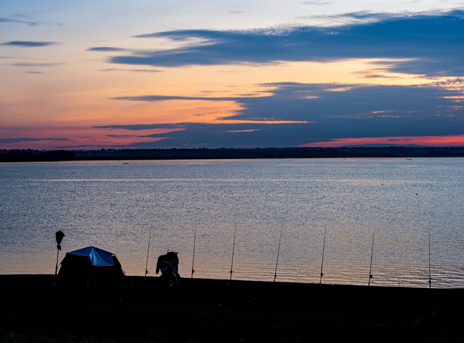 Cort pentru crap: Cum alegi adăpostul potrivit pentru partidele de pescuit