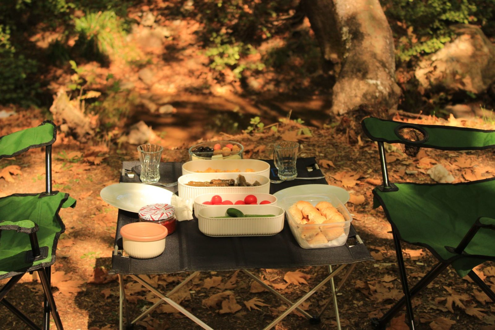 Mese și scaune pliante pentru camping: Criterii esențiale pentru o alegere corectă