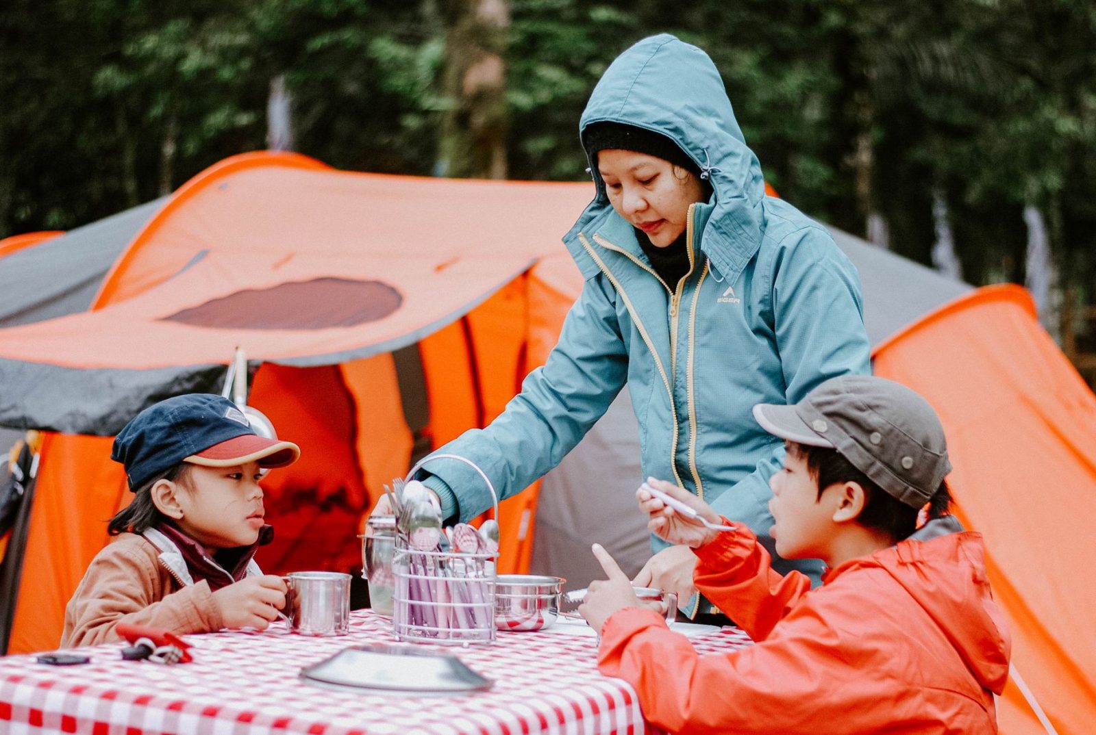 Mese și scaune pliante pentru camping: Criterii esențiale pentru o alegere corectă