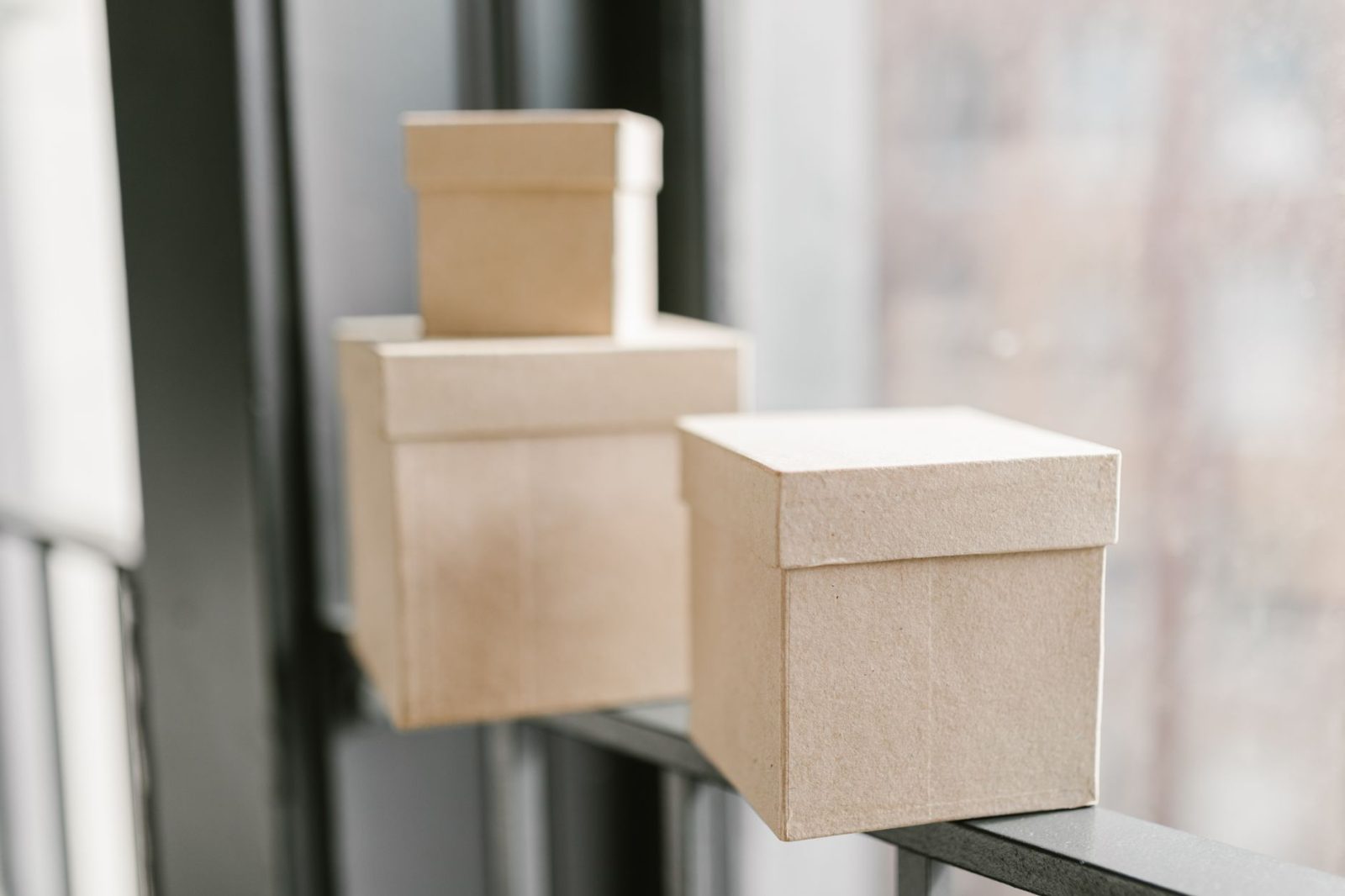 Cutii de carton IKEA: Tipuri și criterii de alegere pentru depozitare și mutare