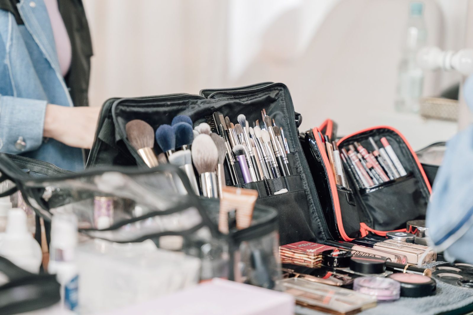 Geantă cosmetice: Cum să alegi modelul potrivit pentru organizarea produselor tale