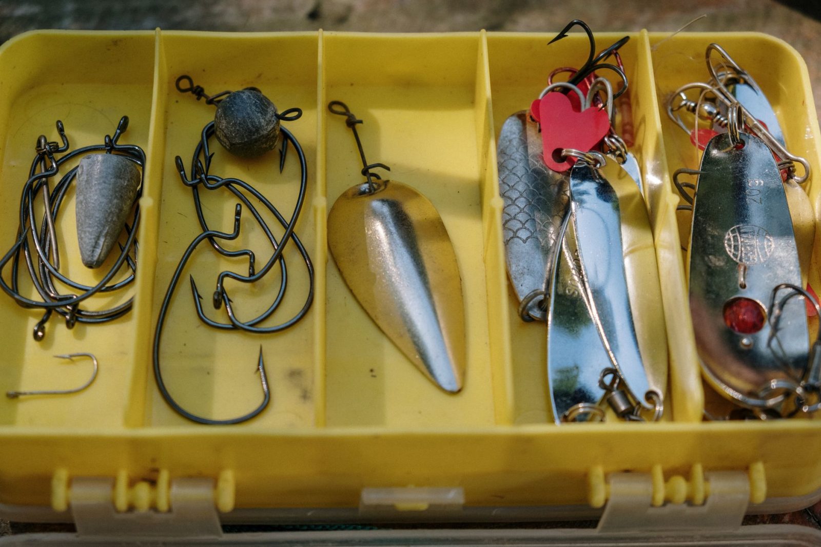 Cutie pentru accesorii de pescuit: Cum să o alegi pe cea potrivită nevoilor tale