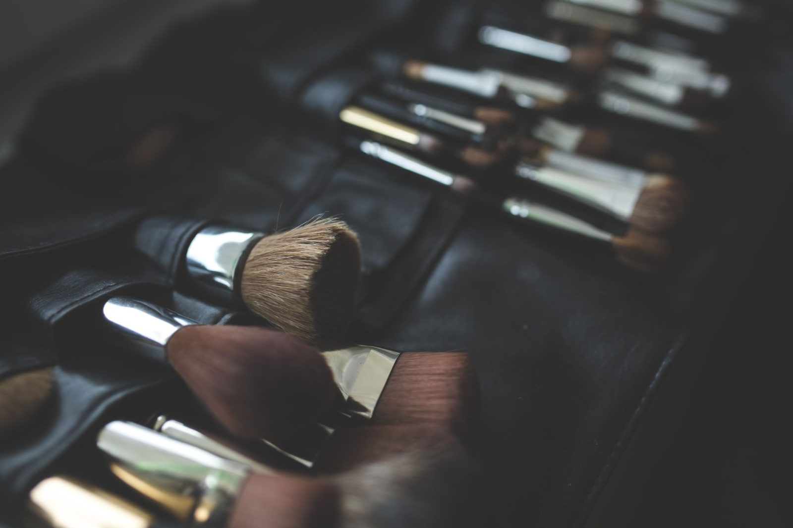Geantă de cosmetice: Cum să alegi modelul potrivit pentru organizare și călătorii